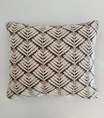 Kissenbezug mit auf braunem Baumwollhintergrund bestickten Applikationen aus Lotusblüten in creme und weiss