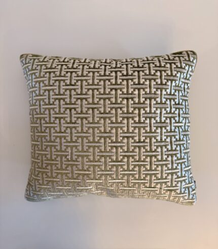 Grüner Baumwollkissenbezug mit goldenen Applikationen in der Form eines Labyrinthmusters