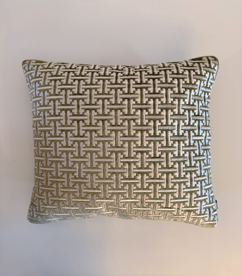 T029_1 Grüner Baumwollkissenbezug mit goldenen Applikationen in der Form eines Labyrinthmusters