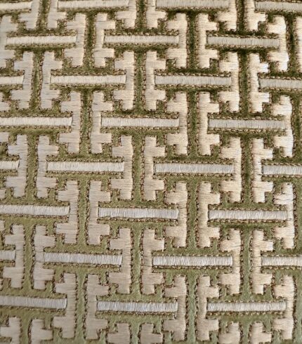 Goldenen Applikationen in der Form eines Labyrinthmusters auf grünem Grund