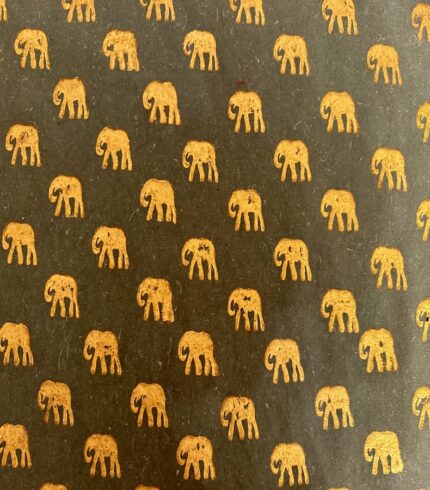 Frontalansicht eines handgemachten, meeresgrünen Papiers mit goldenem Motiv eines Elefanten