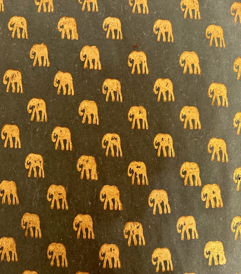 P002_1 Frontalansicht eines handgemachten, meeresgrünen Papiers mit goldenem Motiv eines Elefanten