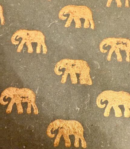 Zoom in ein handgemachtes, meeresgrünes Papiers mit goldenem Motiv eines Elefanten