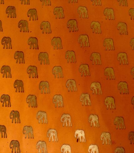 Frontalansicht eines handgemachten, safranfarbenen Papiers mit goldenem Motiv eines Elefanten