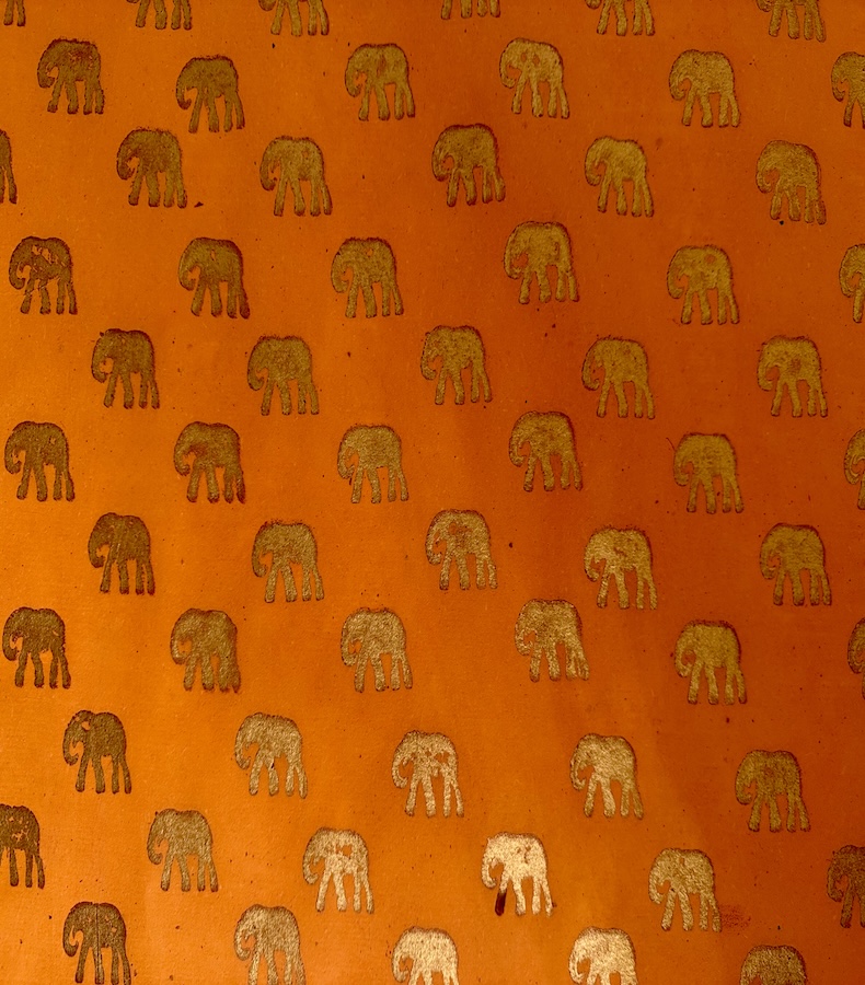 P003_1 Frontalansicht eines handgemachten, safranfarbenen Papiers mit goldenem Motiv eines Elefanten