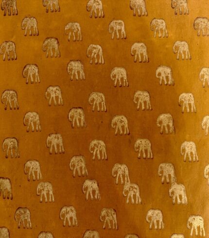 Frontalansicht eines handgemachten, honigbraunen Papiers mit goldenem Motiv eines Elefanten