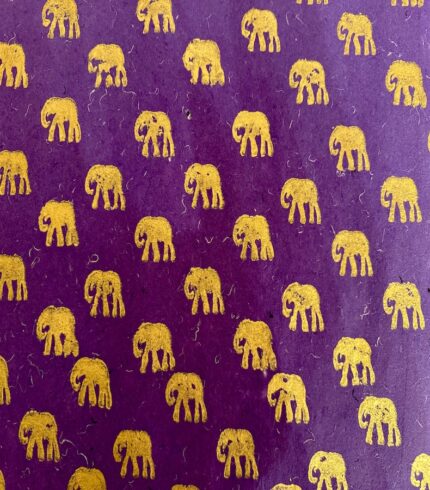 Frontalansicht eines handgemachten, dunkelvioletten Papiers mit goldenem Motiv eines Elefanten