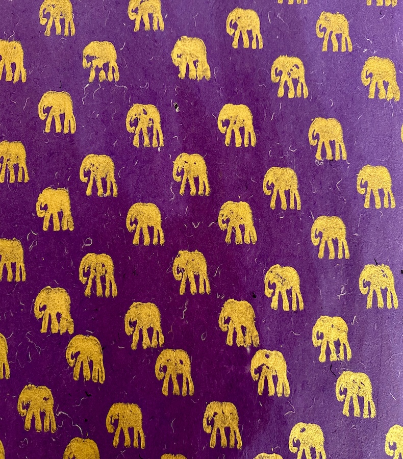 P005_1 Frontalansicht eines handgemachten, dunkelvioletten Papiers mit goldenem Motiv eines Elefanten
