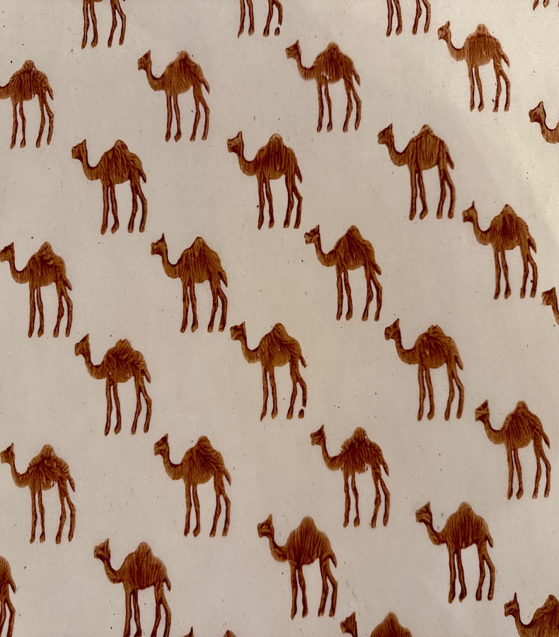 P006_1 Frontalansicht eines handgemachten, cremefarbenen Papiers mit braunem Motiv eines Kamels