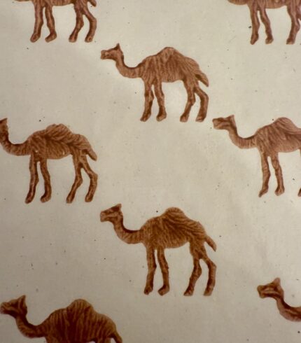 Zoom in ein handgemachtes, cremefarbenen Papier mit braunem Motiv eines Kamels