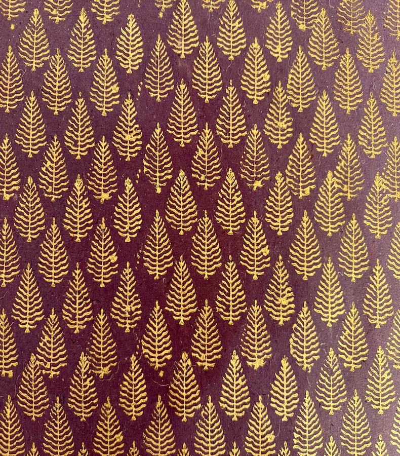 P007_1 Frontalansicht eines handgemachten, violetten Papiers mit goldenem Motiv, das einem Weihnachtsbaum ähnelt