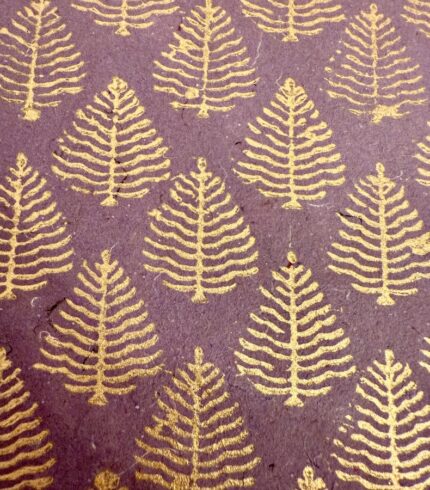 Zoom in ein handgemachtes, violettes Papier mit goldenem Motiv, das einem Weihnachtsbaum ähnelt