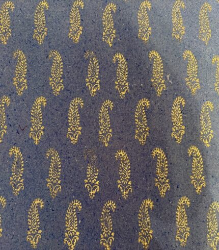 Frontalansicht eines handgemachten, admiralblauen Papiers mit goldenem floralem Motiv