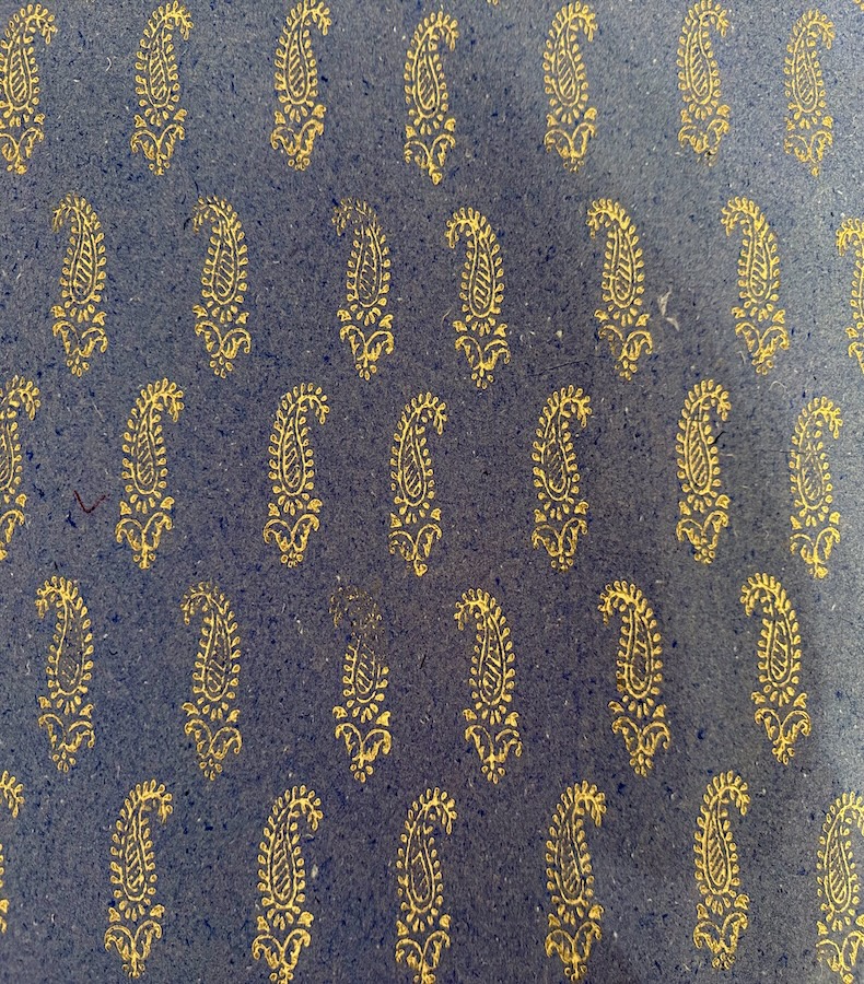 P010_1 Frontalansicht eines handgemachten, admiralblauen Papiers mit goldenem floralem Motiv
