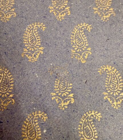 Zoom in ein handgemachtes, admiralblaues Papier mit goldenem floralen Motiv