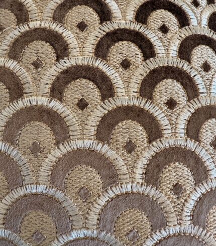 Zoom in einen dunkelbraunen Kissenbezug mit gold und cremefarbenen Applikationen in Pfaufederform