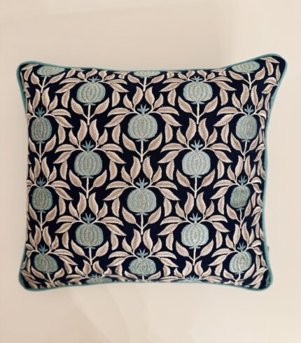Dunkelblauer Kissenbezug aus Baumwolle mit Applikationen von Granatäpfeln in türkis mit silbrigen Blättern