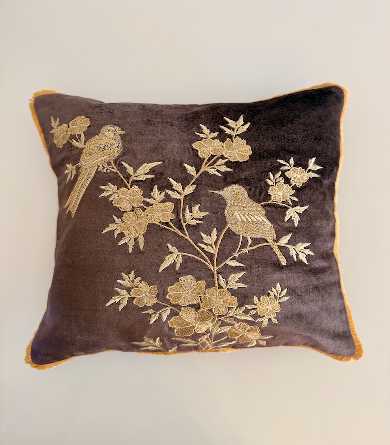 T024_1 Ein dunkelbrauner Kissenbezug aus Samt mit goldenen Applikationen von Spatzen und Ästen