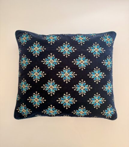 Dunkelblauer Baumwollkissenbezug mit Applikationen von türkis, goldenen Schneeblumen