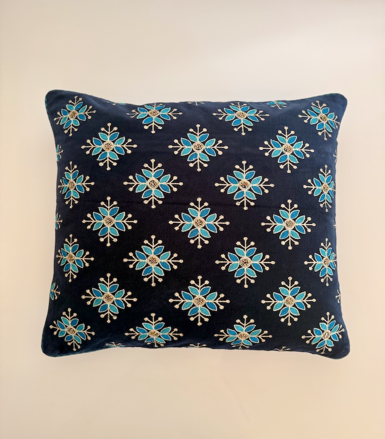 T025_1 Dunkelblauer Baumwollkissenbezug mit Applikationen von türkis, goldenen Schneeblumen