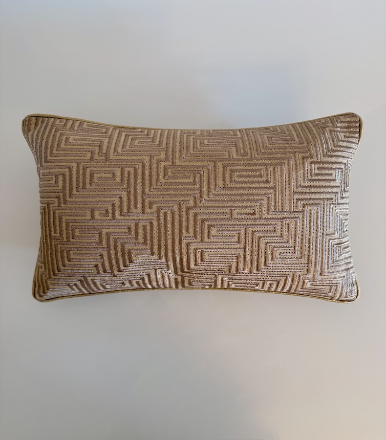 T027_1c Gold- und Cremefarbener Baumwollpolster mit gestepptem Muster eines Labyrinths