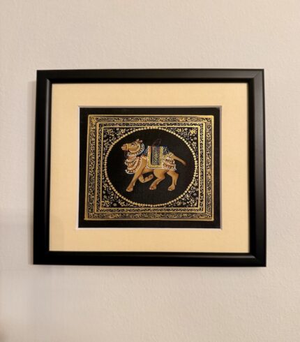 Frontalansicht eines Seidenbildes mit einem Kamel nach links schauend in goldener Bordüre