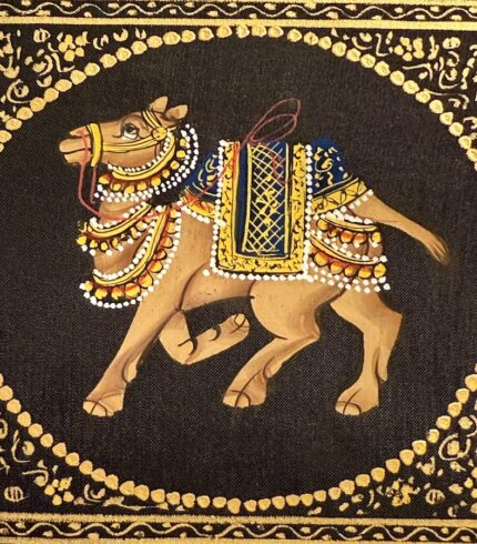 Zoom in ein Seidenbild mit einem Kamel nach links schauend in goldener Bordüre