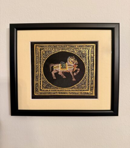 Frontalansicht eines Seidenbildes mit einem Pferd in goldener Bordüre