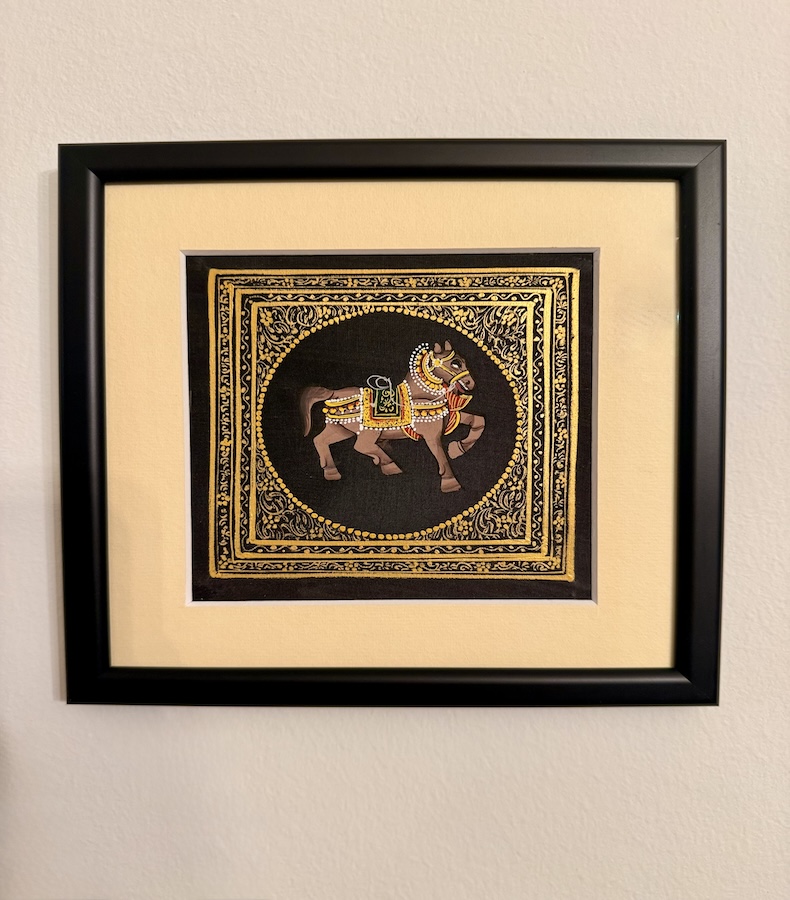 W002_1 Frontalansicht eines Seidenbildes mit einem Pferd in goldener Bordüre