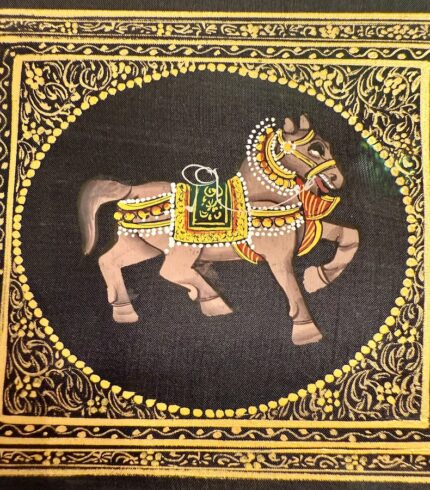 Zoom in ein Seidenbild mit einem Pferd in goldener Bordüre