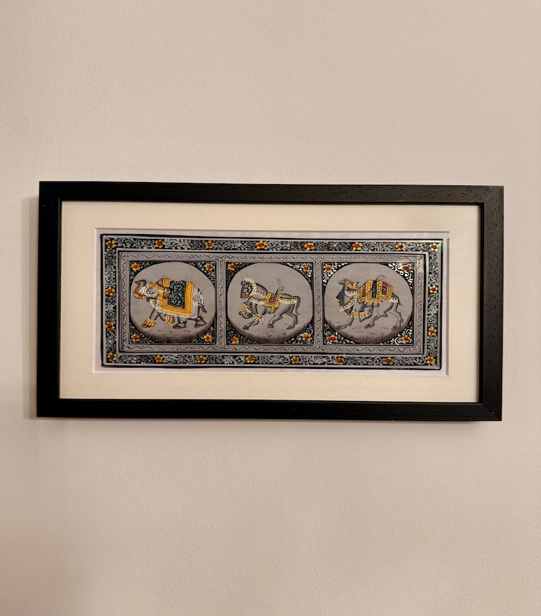 W003_1 Frontalseite eines grauen Seidenbildes mit Abbildung eines Elefanten, Pferdes und Kamels