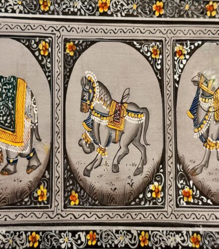 Zoom in ein graues Seidenbild mit Abbildung eines Elefanten, Pferdes und Kamels