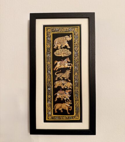 Frontalansicht eines schwarzen Seidenbildes mit Abbildung eines Elefanten, Pfaues, Pferdes, Tigers, Elephantenpaares, Kamels und Dromedars