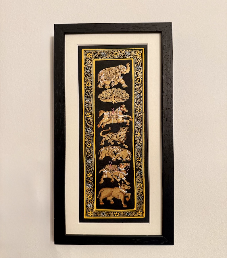 W004_1 Frontalansicht eines schwarzen Seidenbildes mit Abbildung eines Elefanten, Pfaues, Pferdes, Tigers, Elephantenpaares, Kamels und Dromedars
