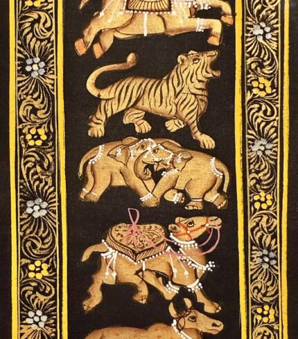 Zoom in ein schwarzes Seidenbildes mit Abbildung eines Elefanten, Pfaues, Pferdes, Tigers, Elephantenpaares, Kamels und Dromedars