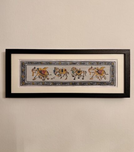 Frontalansicht eines hellgrauen Seidenbildes mit marschierenden Elephanten, Kamel und Pferd.