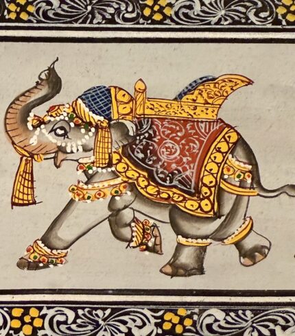 Zoom in ein hellgraues Seidenbildes mit marschierendem Elefanten