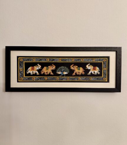 Frontalansicht eines schwarzen Seidenbildes mit vier Elefanten und einem Pfau in der Mitte
