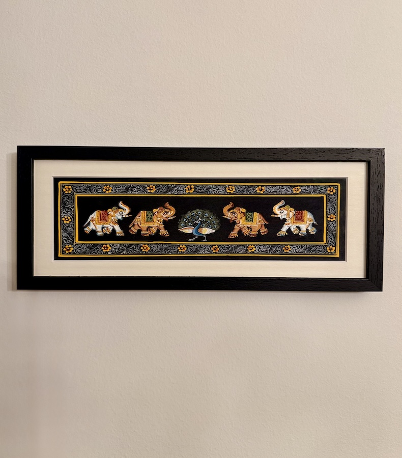 W006_1 Frontalansicht eines schwarzen Seidenbildes mit vier Elefanten und einem Pfau in der Mitte