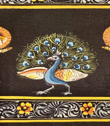 Zoom in ein schwarzes Seidenbildes mit einem Pfau in der Mitte