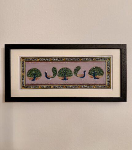 Frontalansicht eines lavendelfarbenen Seidenbildes mit fünf Pfauen die tanzen