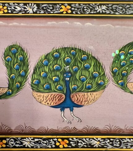 Zoom in ein lavendelfarbenes Seidenbildes mit tanzendem Pfauen