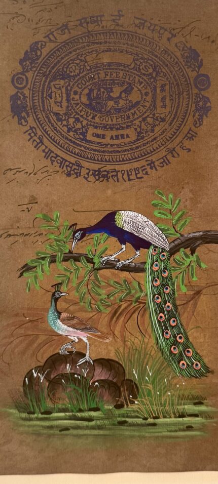 Zoom in eine handgemalte Zeichnung von einer Pfauenszenerie auf altem Stempelpapier