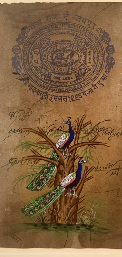 Zoom in eine handgemalte Zeichnung von einer Pfauenszenerie auf altem Stempelpapier
