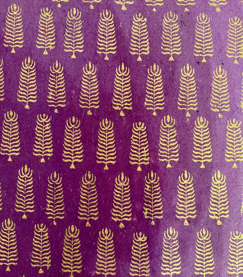 foto-test Frontalansicht eines handgemachten, violetten Papiers mit goldenem Motiv, das einem Baum ähnelt