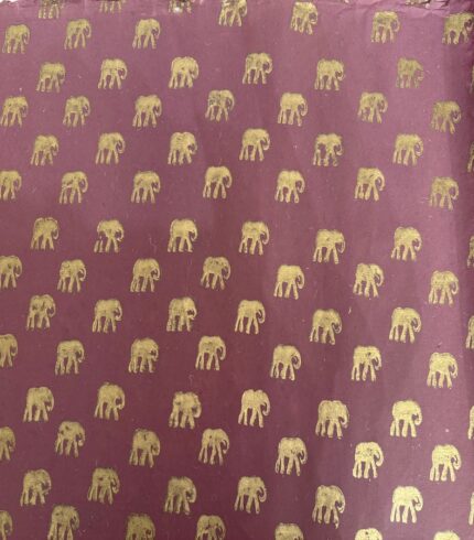 Frontalansicht eines handgemachten, pflaumenfarbenen Papiers mit goldenem Motiv eines Elefanten