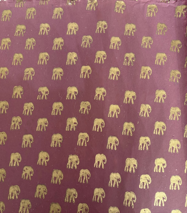 P001_1 Frontalansicht eines handgemachten, pflaumenfarbenen Papiers mit goldenem Motiv eines Elefanten