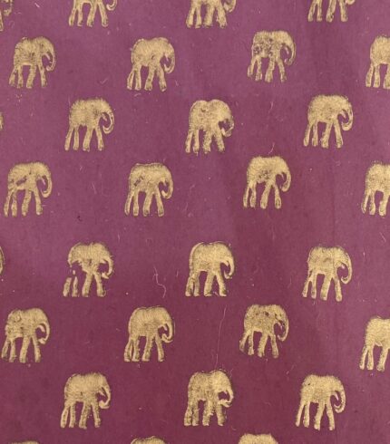 Zoom in ein handgemachtes, pflaumenfarbenes Papiers mit goldenem Motiv eines Elefanten