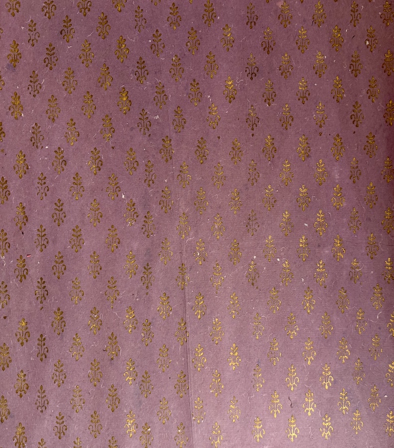 P008_1 Frontalansicht eines handgemachten, lavendelfarbenen Papiers mit goldenem floralem Motiv