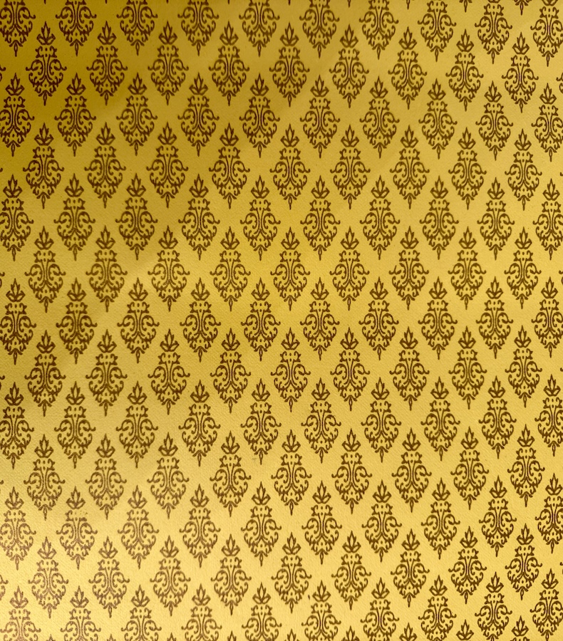 P012_1 Frontalansicht eines handbedruckten, gelben Papiers mit braunen leicht schimmernden Ornamenten